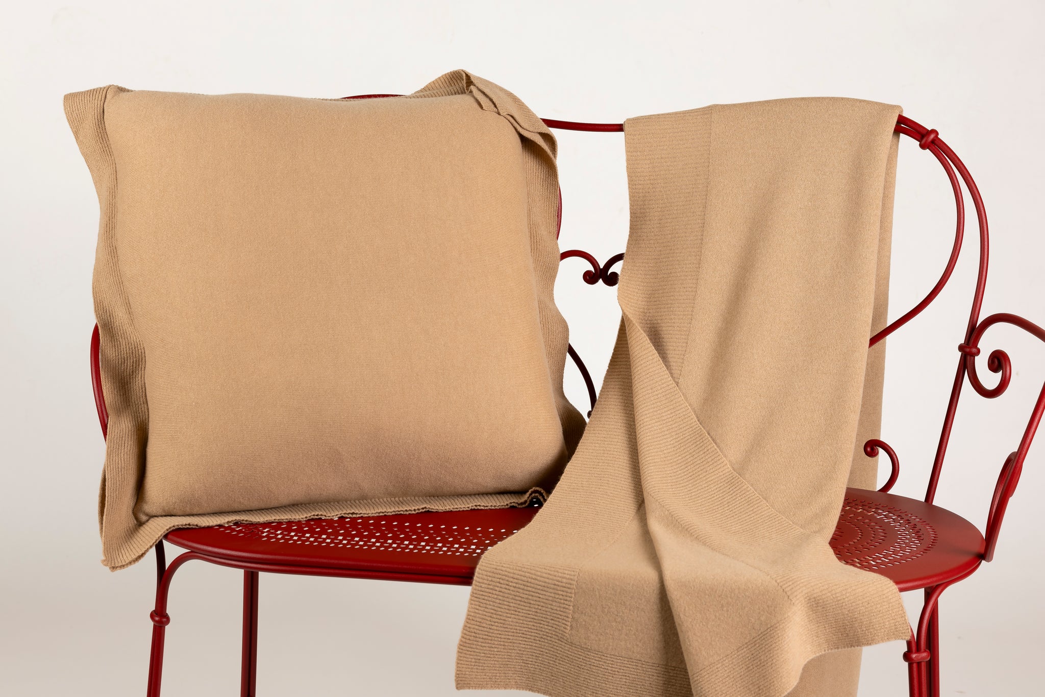 Wool and cashmere blanket with links stitch border (CO 205)