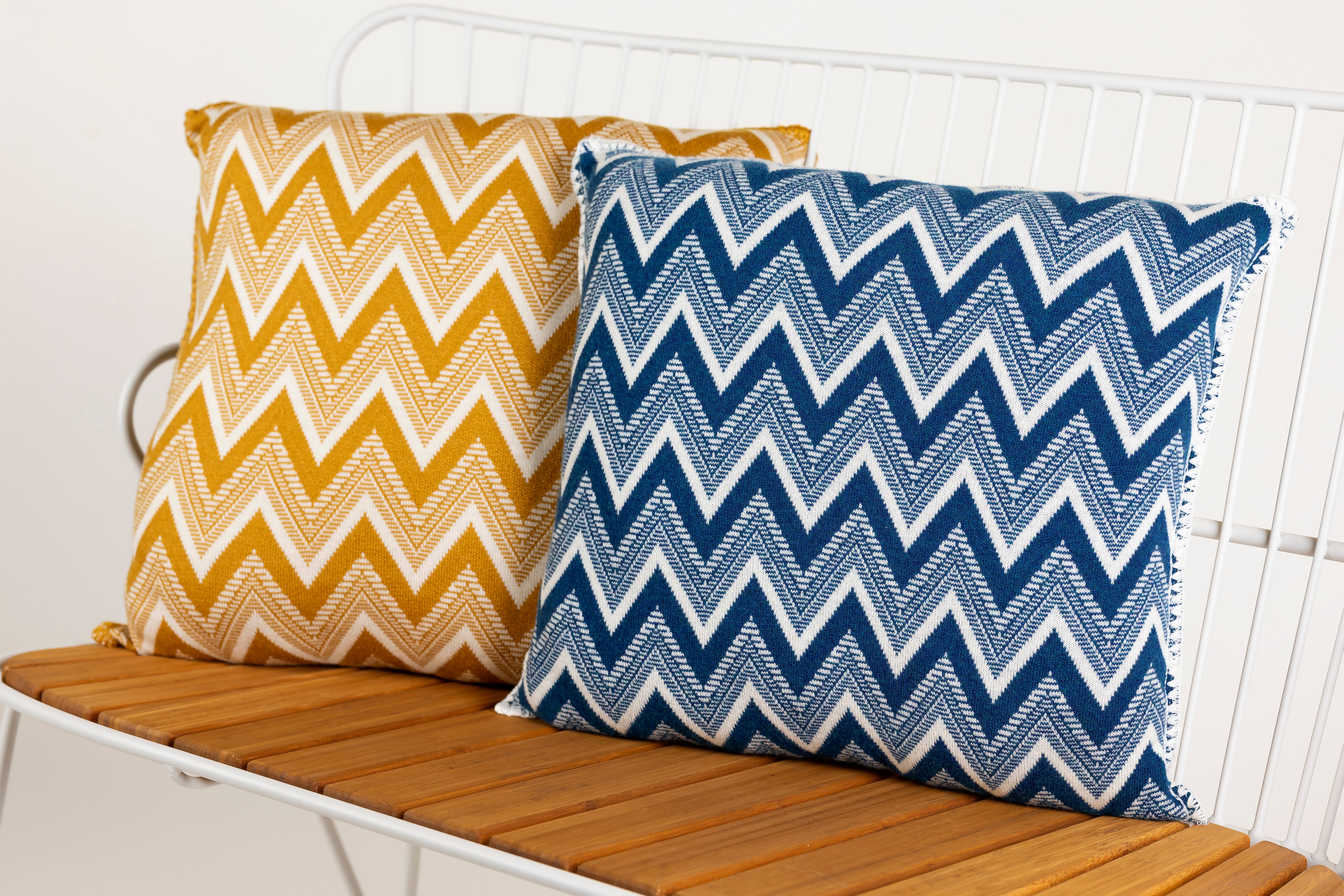 Merino wool and silk cushion with jacquard weave (CU 102)