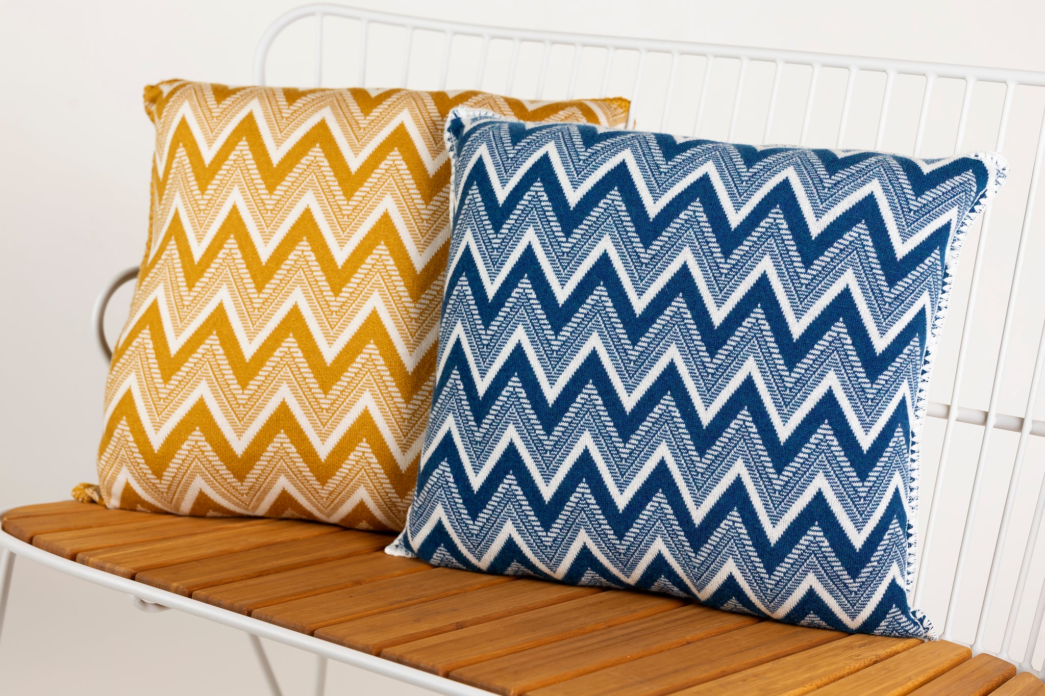 Merino wool and silk cushion with jacquard weave (CU 102)