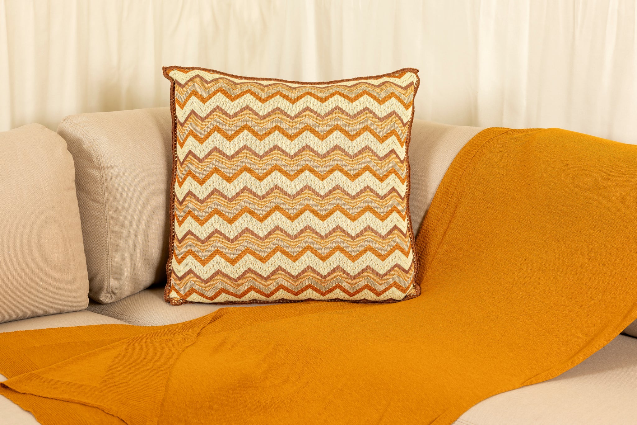 Linen cushion with jacquard weave (CU 103)
