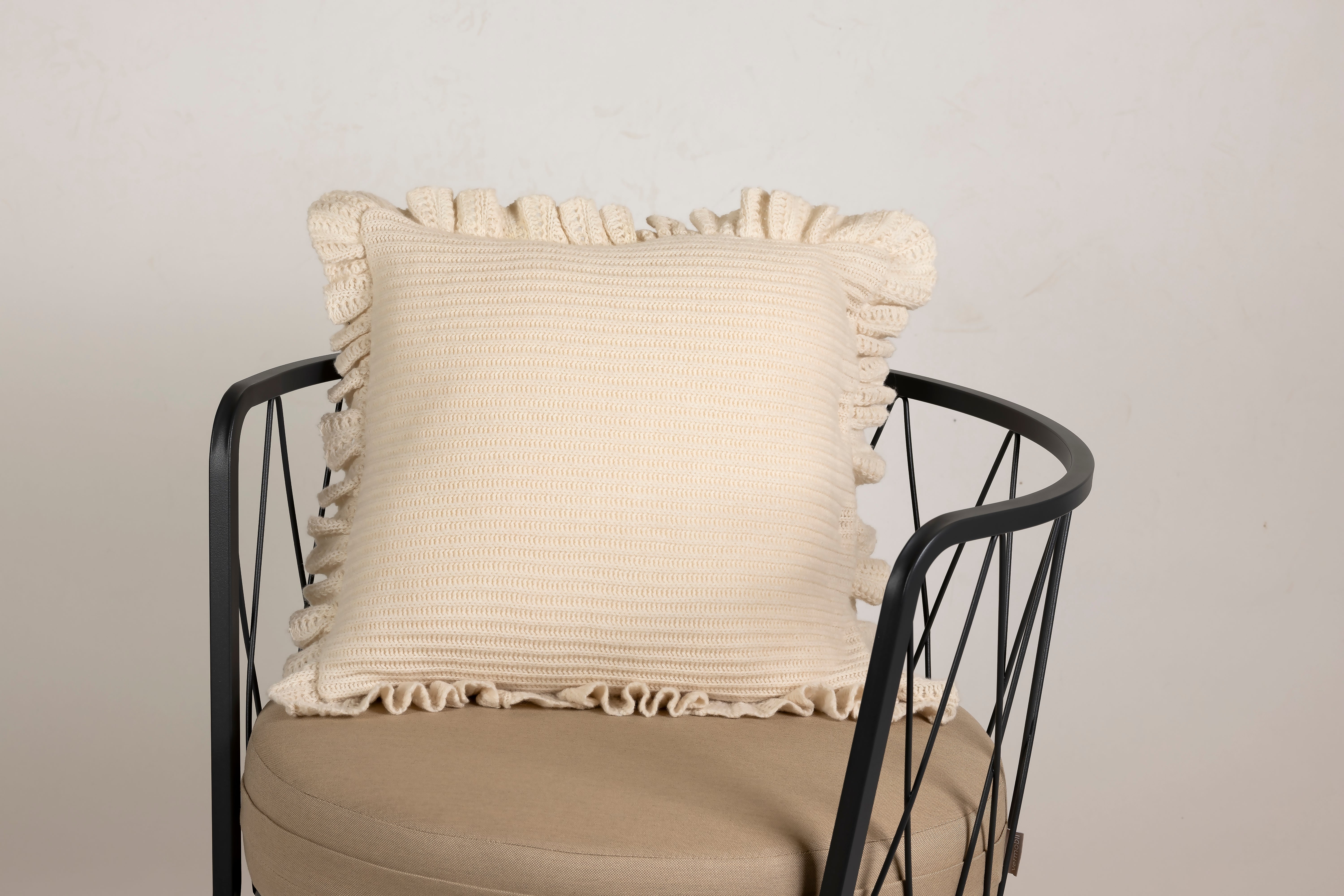 Merino wool and cashmere cushion with plain weave and ruffle border (CU 104)