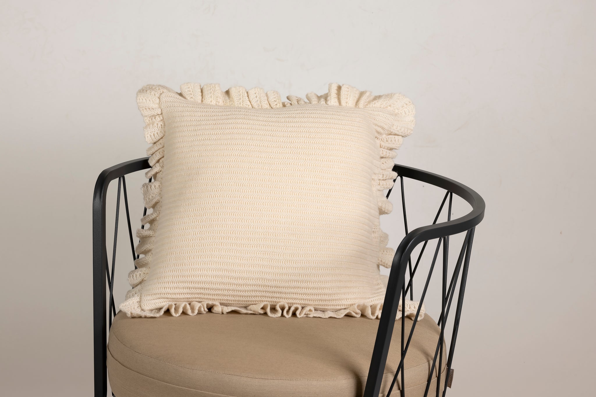 Merino wool and cashmere cushion with plain weave and ruffle border (CU 104)