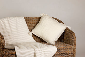 Cuscino in lana merino e cashmere in tessitura a trecce e pon-pon (CU 105)