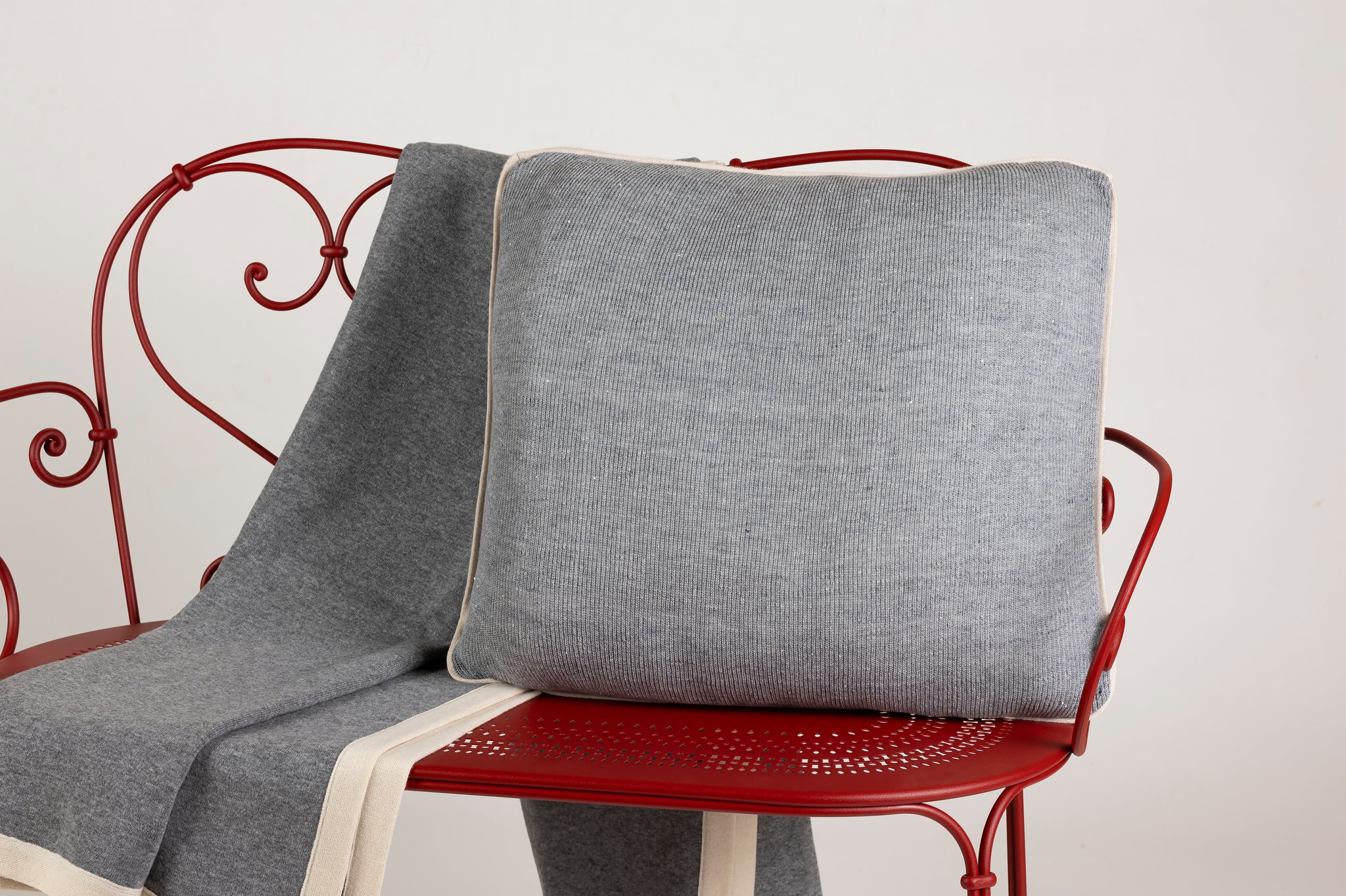 Cotton and silk cushion with ribbed weave and micro-sequins (CU 106)