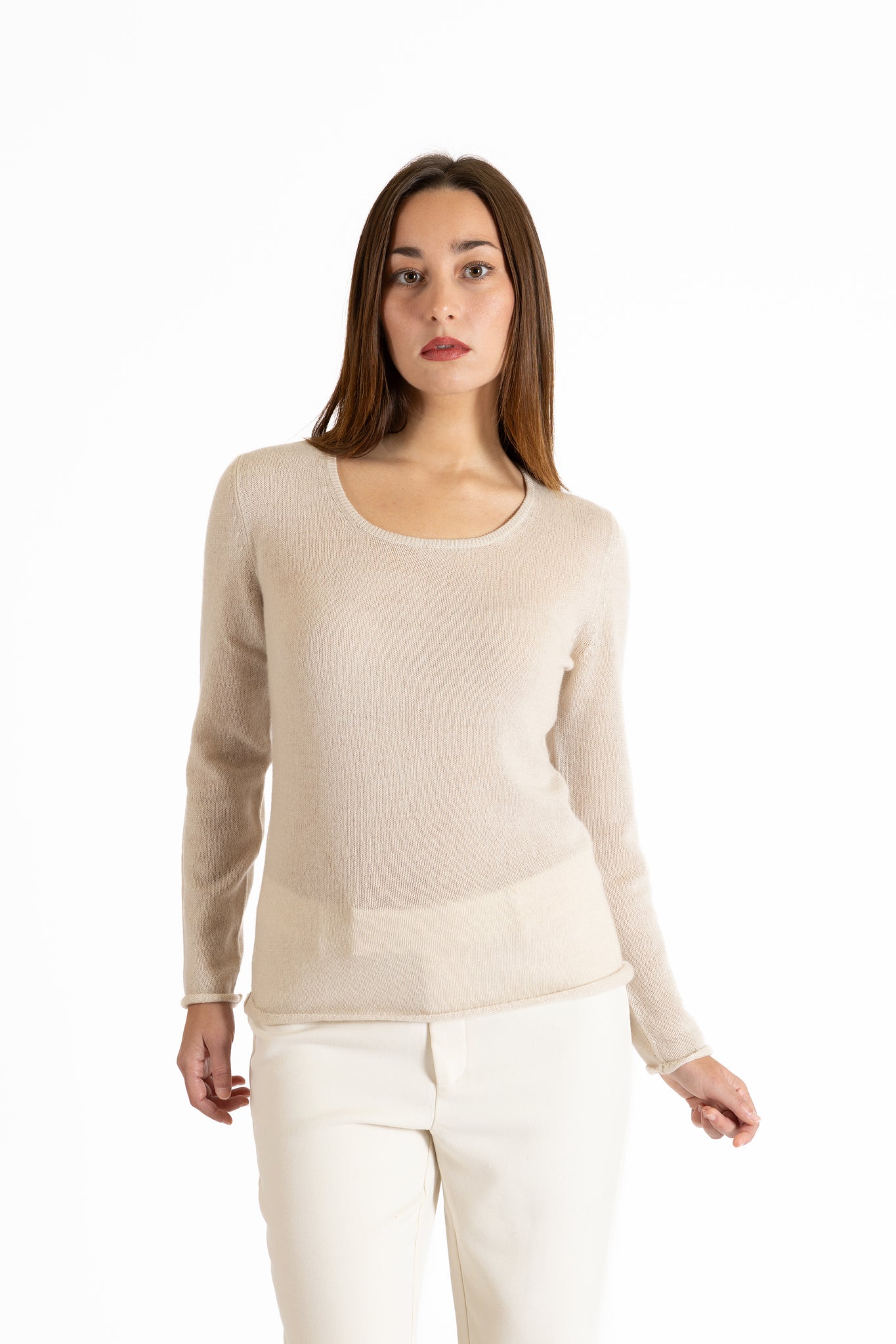 Modella con maglia girocollo puro cashmere