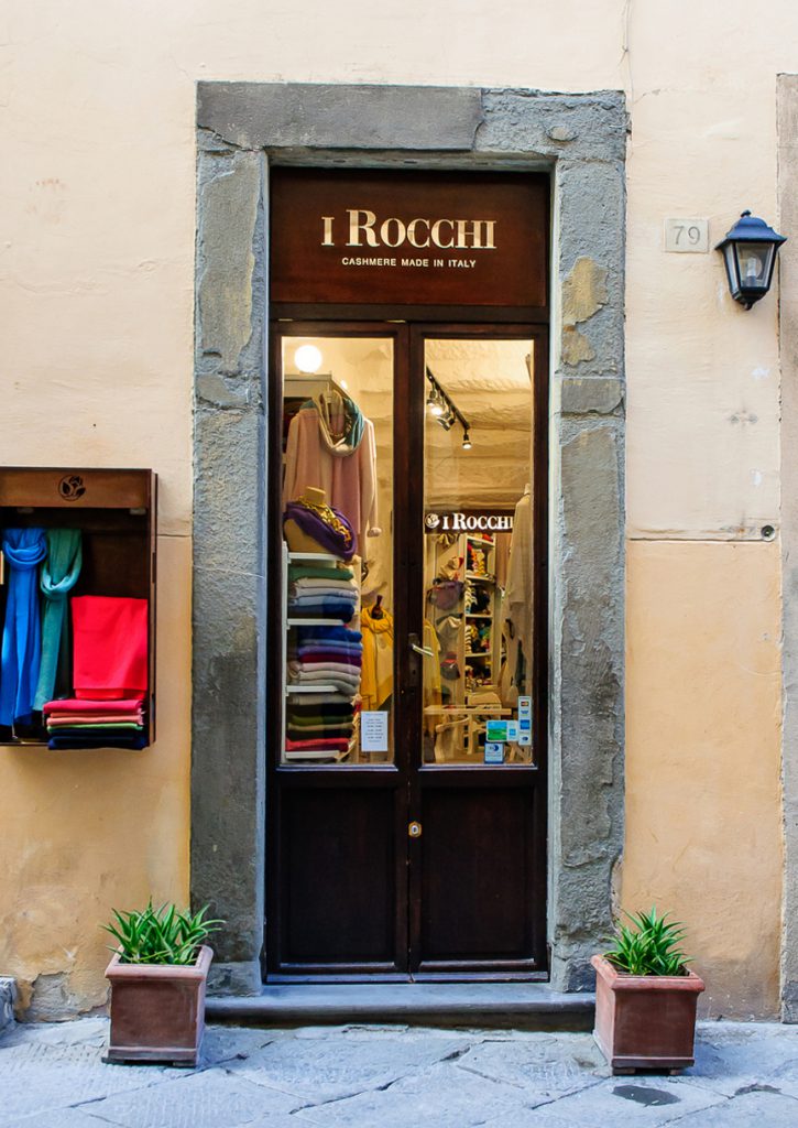 Ingresso negozio I Rocchi cashmere a Cortona provincia di Arezzo in Toscana