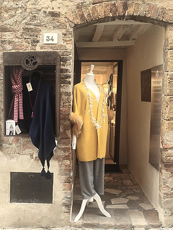 Ingresso negozio I Rocchi Cashmere di Pienza provincia di Siena in Toscana situato in Val d'Orcia