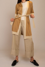 Two-tone kimono with belt at the waist
