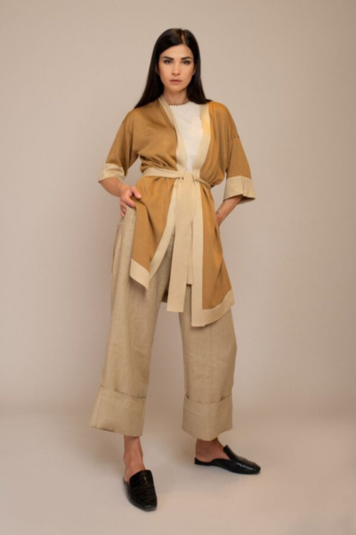Two-tone kimono with belt at the waist