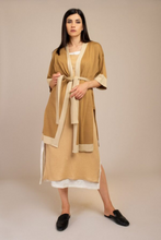 Two-tone kimono with belt at the waist