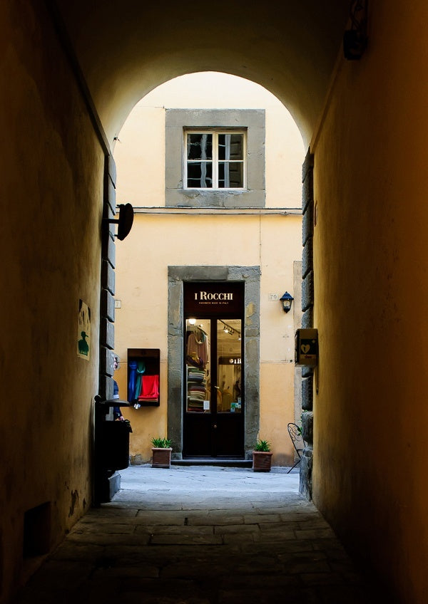 Vicolo di Cortona negozio I Rocchi cashmere in provincia di Arezzo in Toscana
