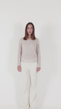 Video modella con maglia girocollo puro cashmere